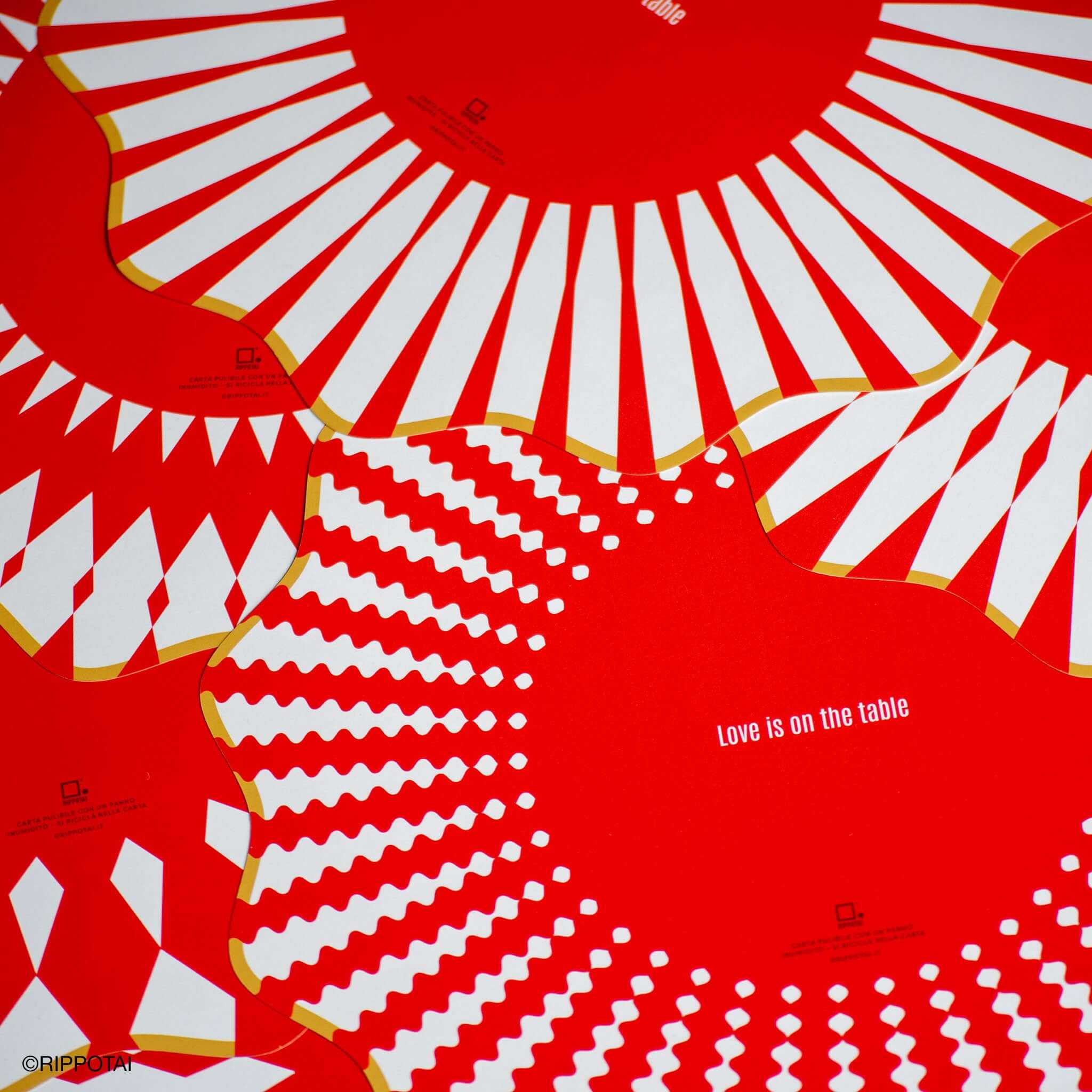 Rippotai Tovagliette Sottopiatti Moderni e Sottobicchieri Coordinati 3pz – Collezione "Love is on the Table"