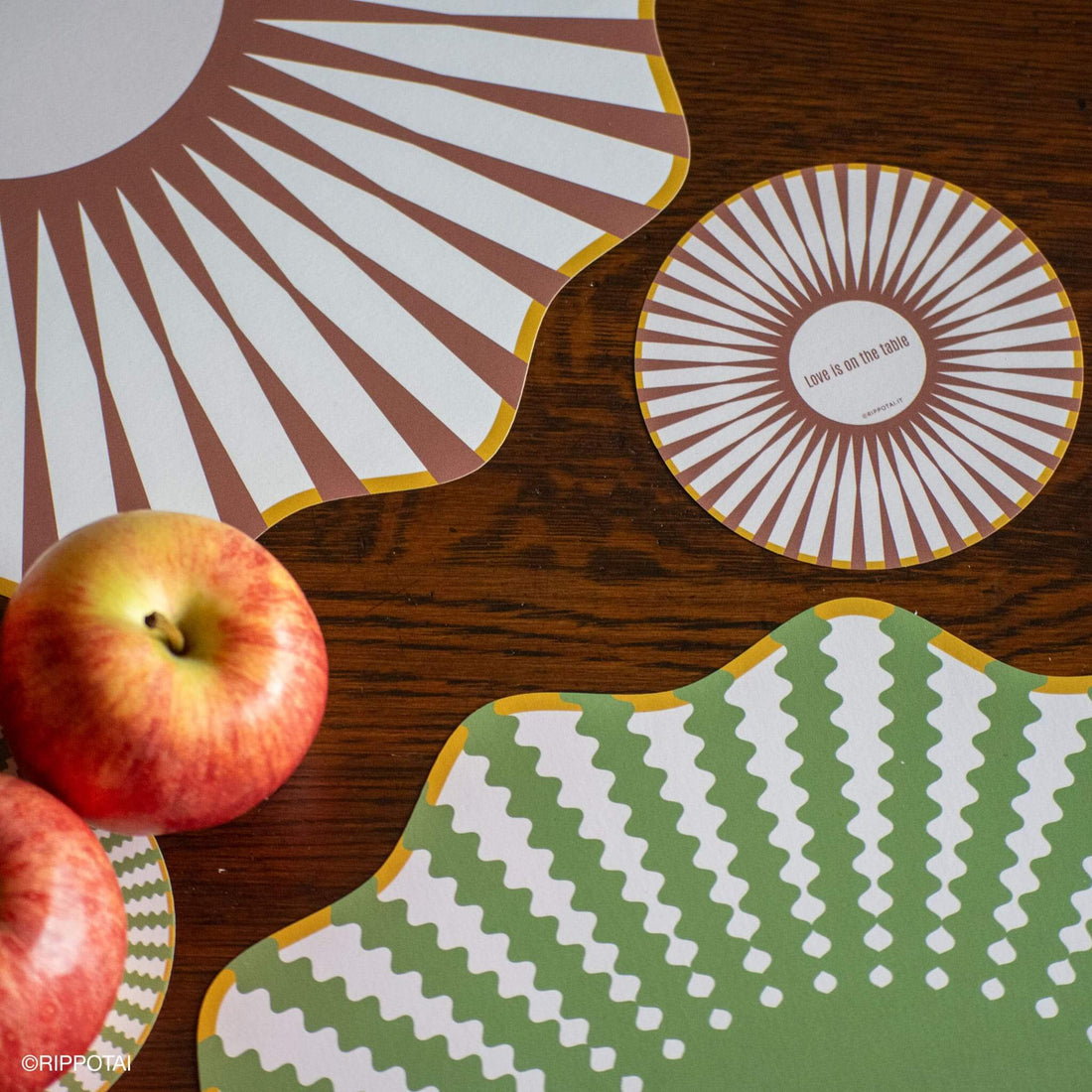 Rippotai Tovagliette Sottopiatti Eleganti Elegant Brown in Carta Pulibile - Set 3 Sottopiatti + 3 Sottobicchieri